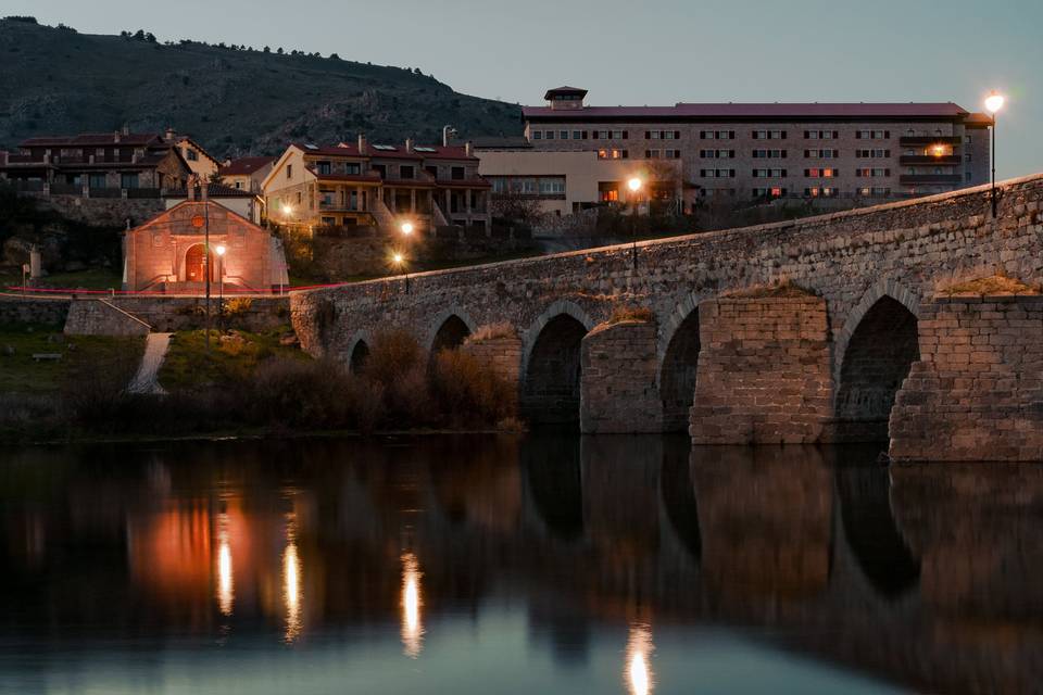 Puente romano y hotel