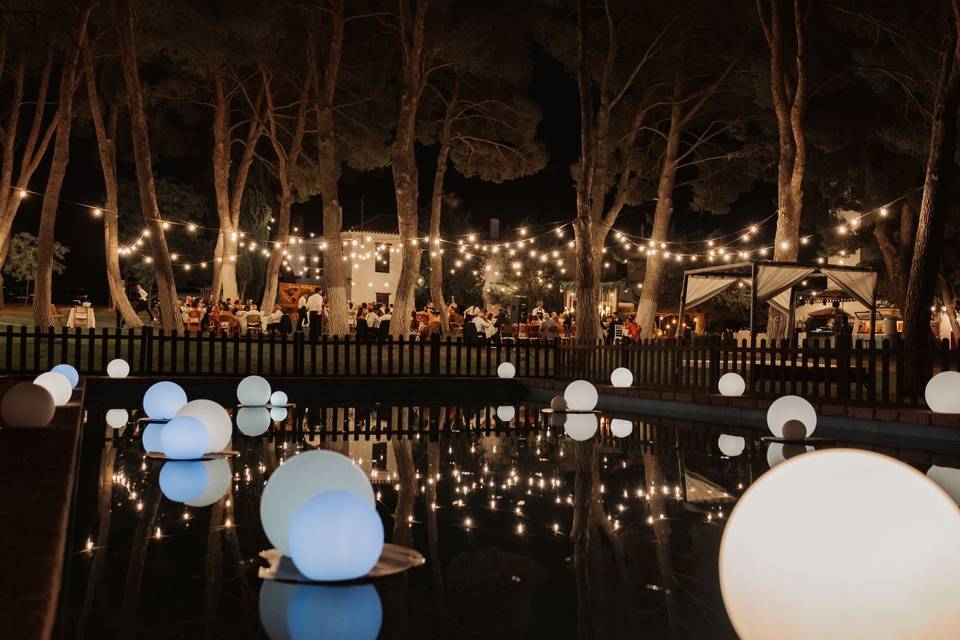 Cena iluminada con piscina