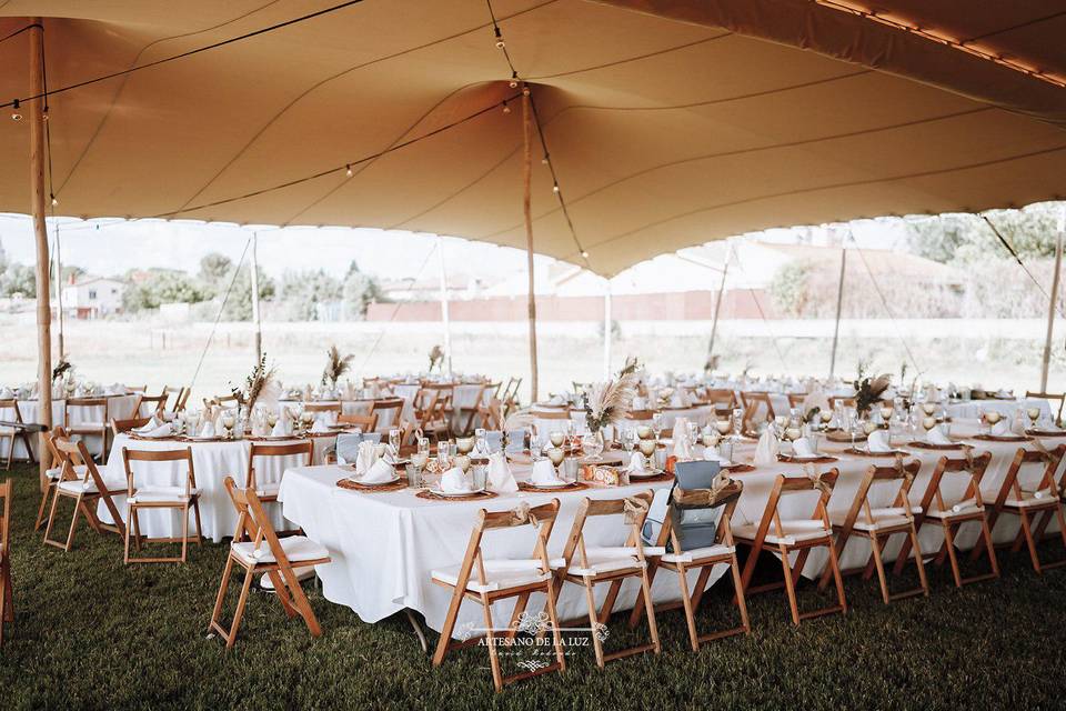 Carpa montada en pradera