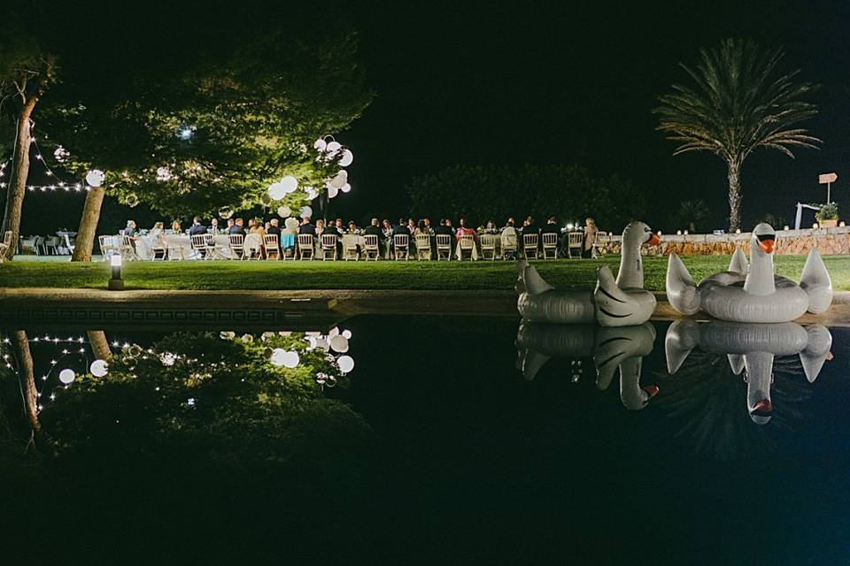 Cena junto a la piscina