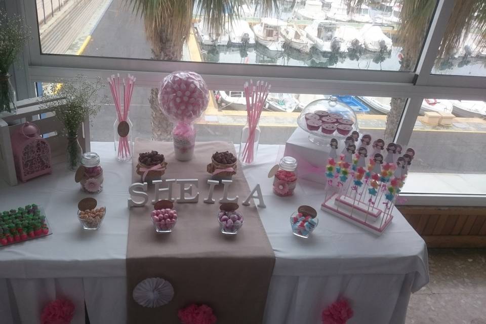 Mesa dulce en tonos rosas