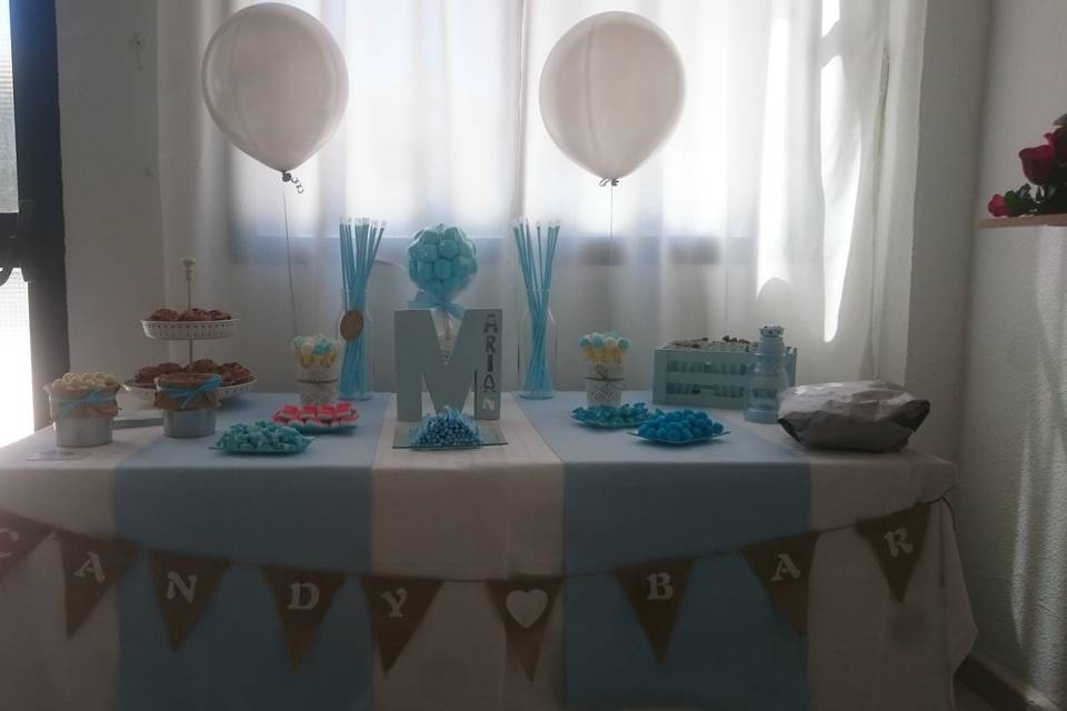 Mesa dulce decorada con globos