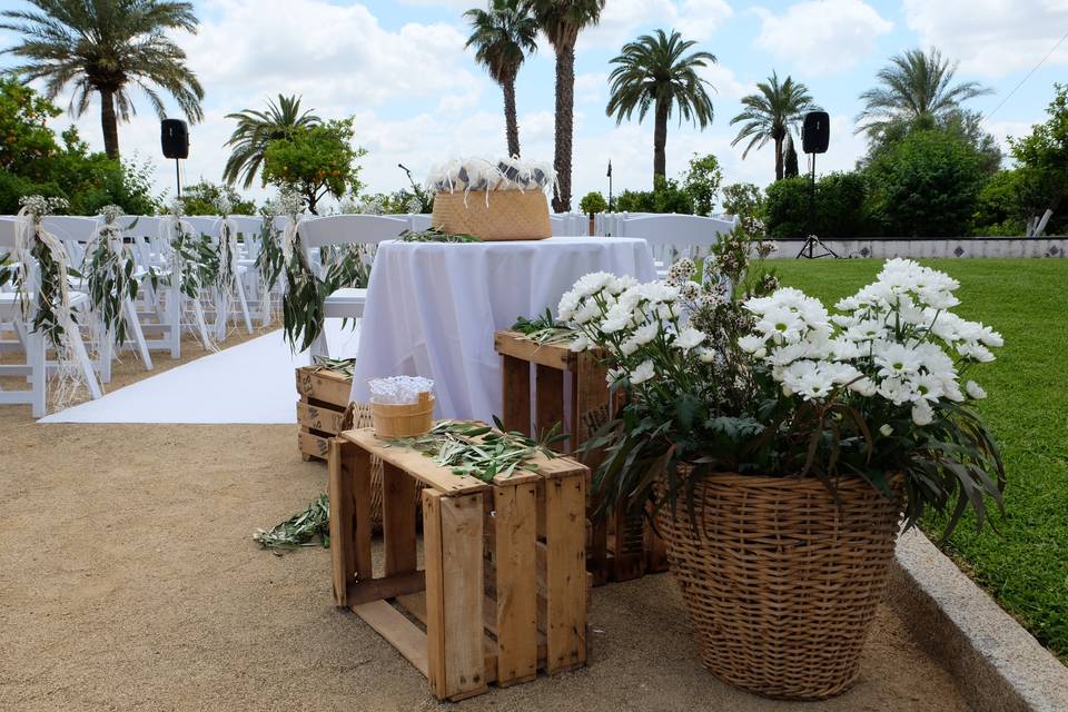 Boda civil en el jardín principal