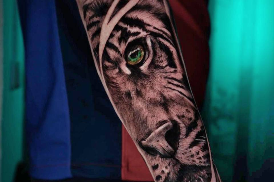 Tigre realista en blackwork