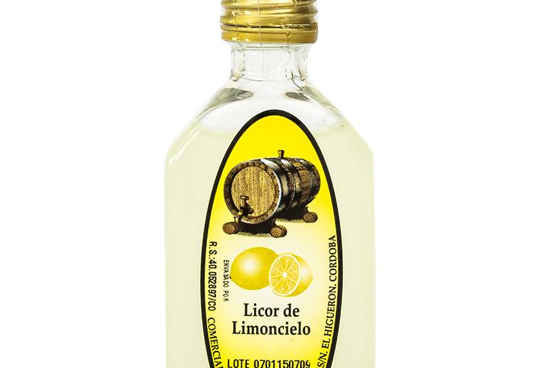 Botella de licor limon cielo