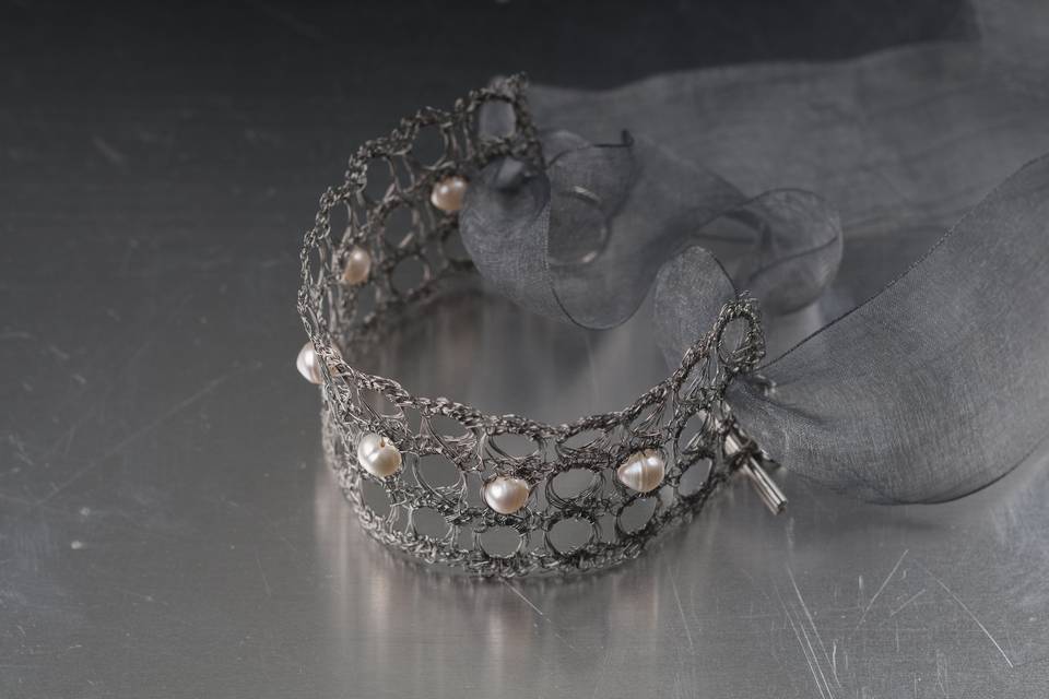 Brazalete de acero y perlas