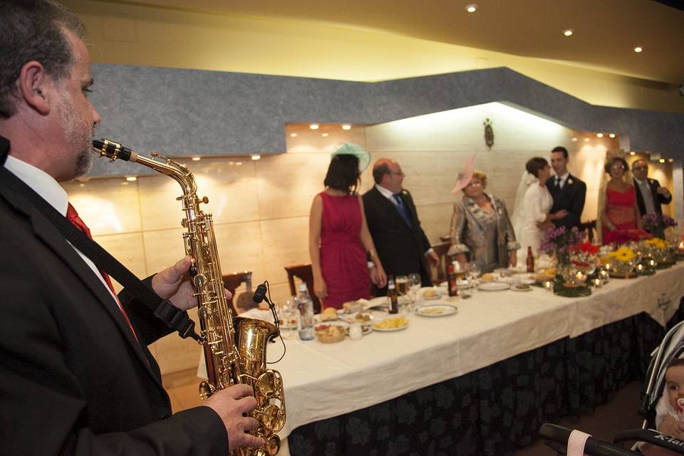 Tocando en boda