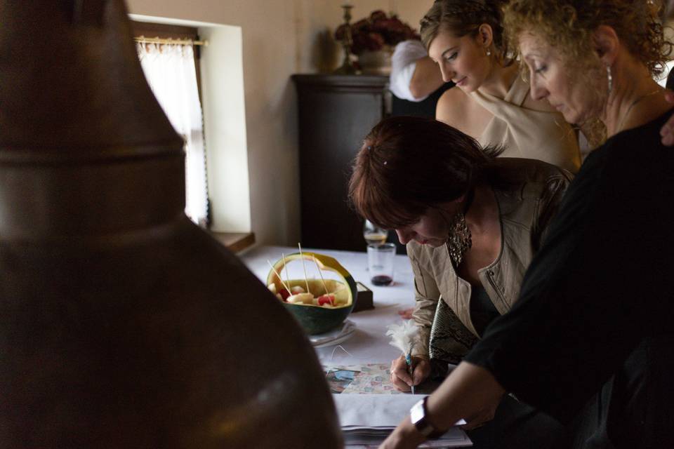 Firmando en el libro