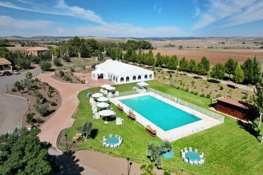 Vista piscina y carpa