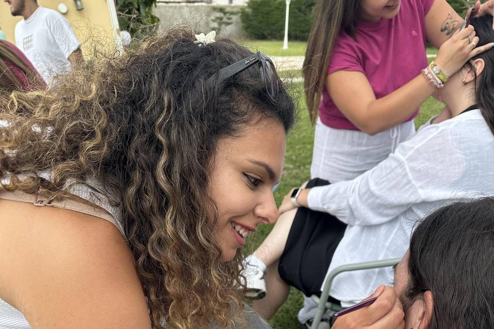 Maquillando a las invitadas