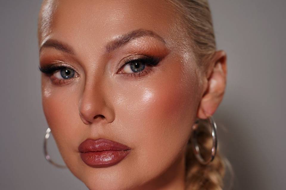 Maquillaje y peinado