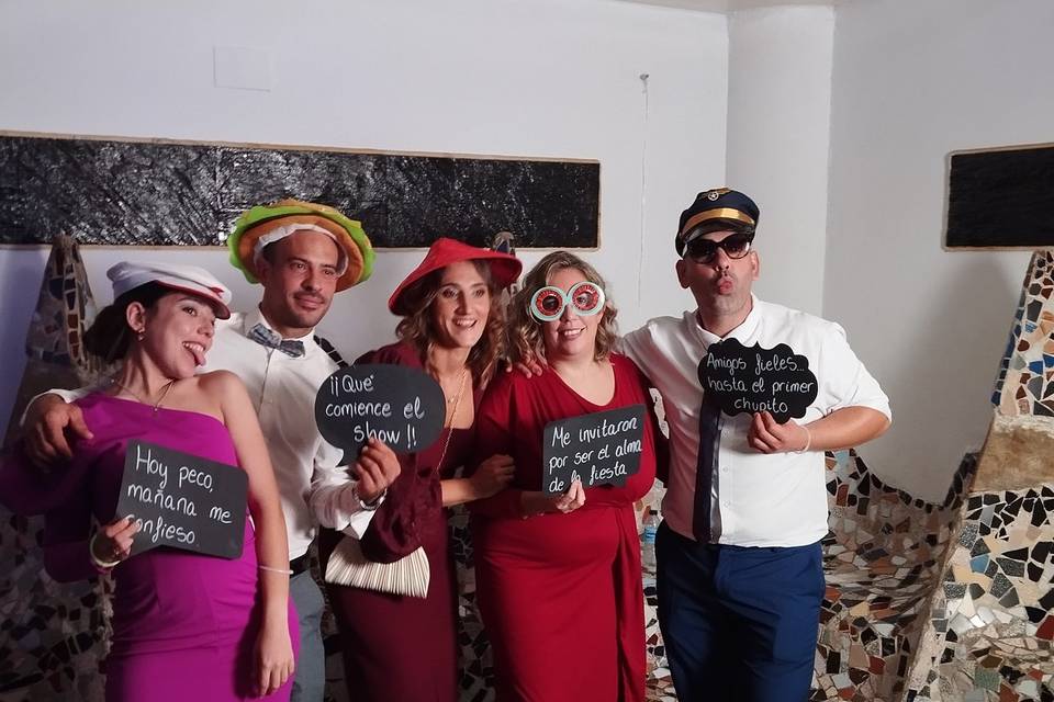 AMIGOS RISAS Y RECUEDOS