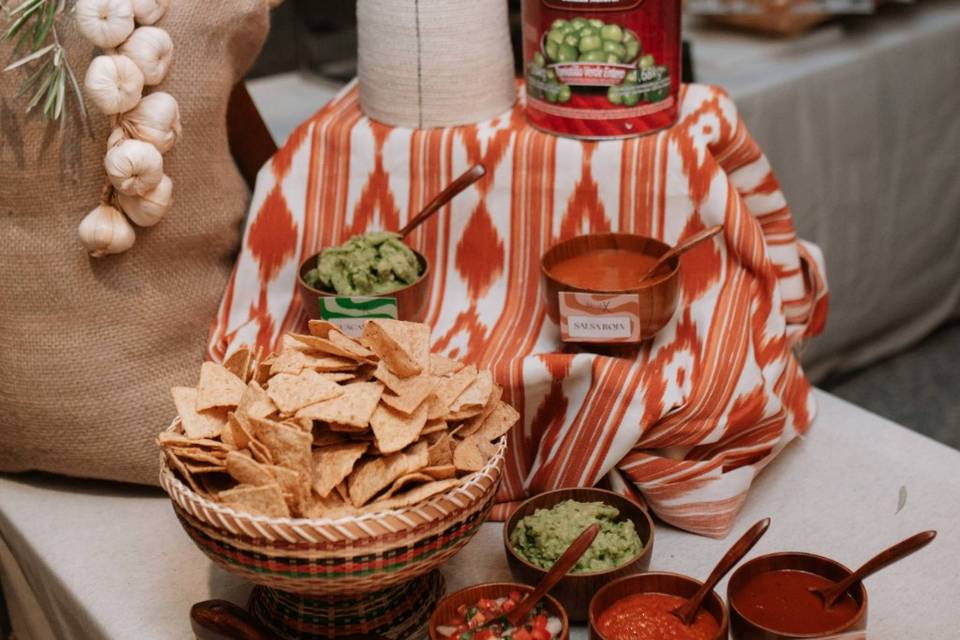 Totopos con guacamole