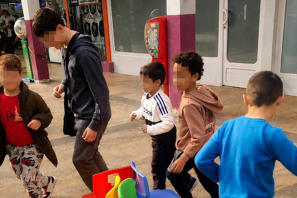 JUEGO DE LAS SILLAS MUSICALES