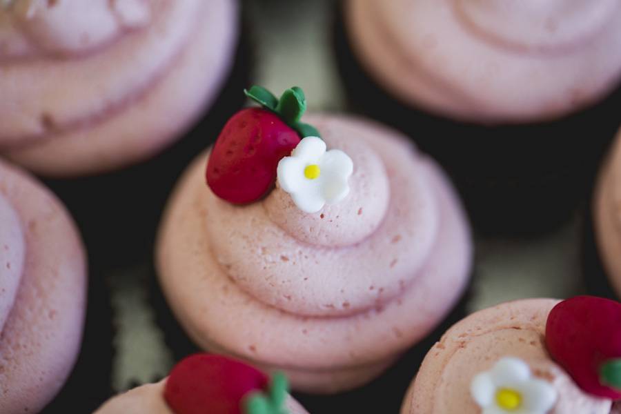 Cupcakes de chocolate y fresa