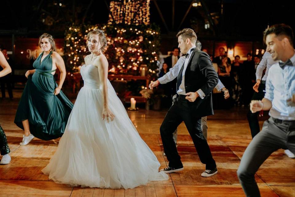 Baile nupcial con invitados