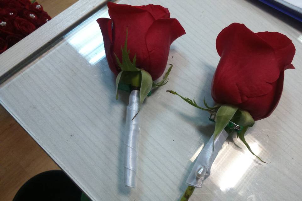 Prendidos de rosas rojas