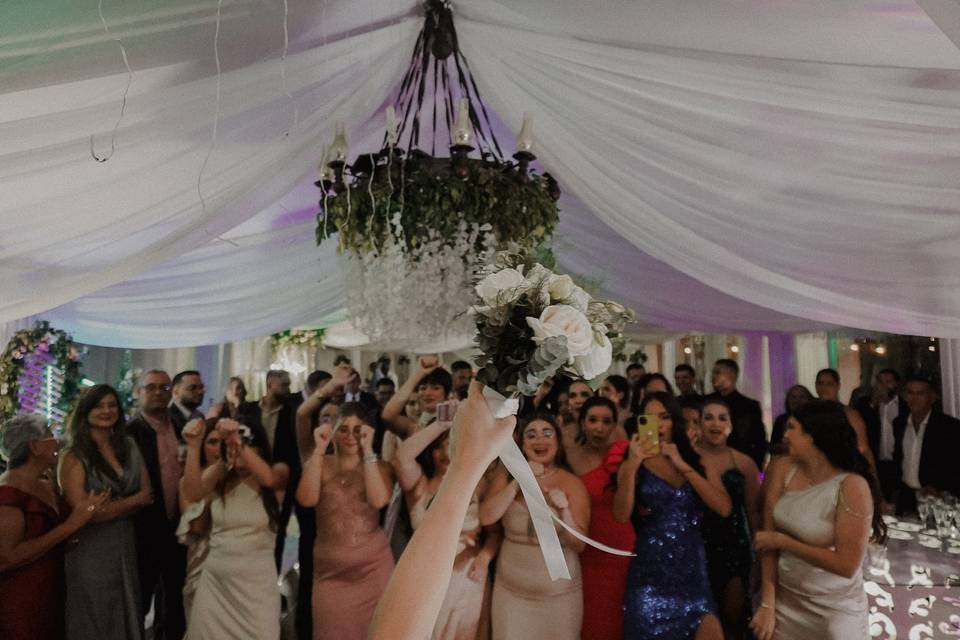 Esperando el ramo de la novia