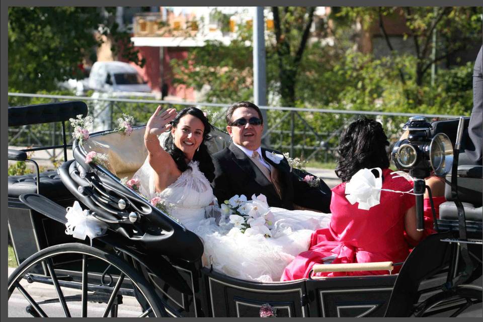 Novios en coche de caballos