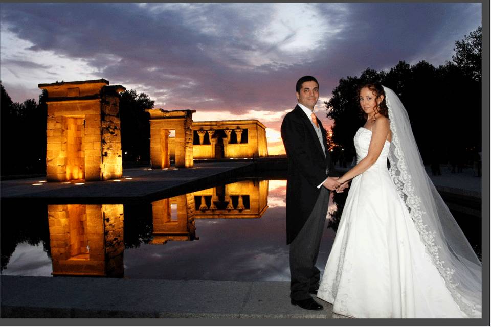 Novios posando Templo de Debod