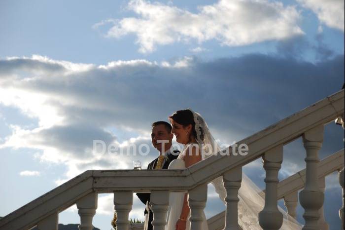 Novios en las escaleras