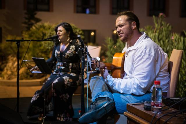Voz y guitarra