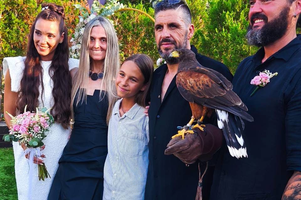 Novios e invitados con aguila