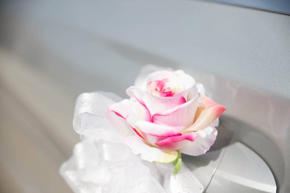 Detalles florales para el coche de la novia