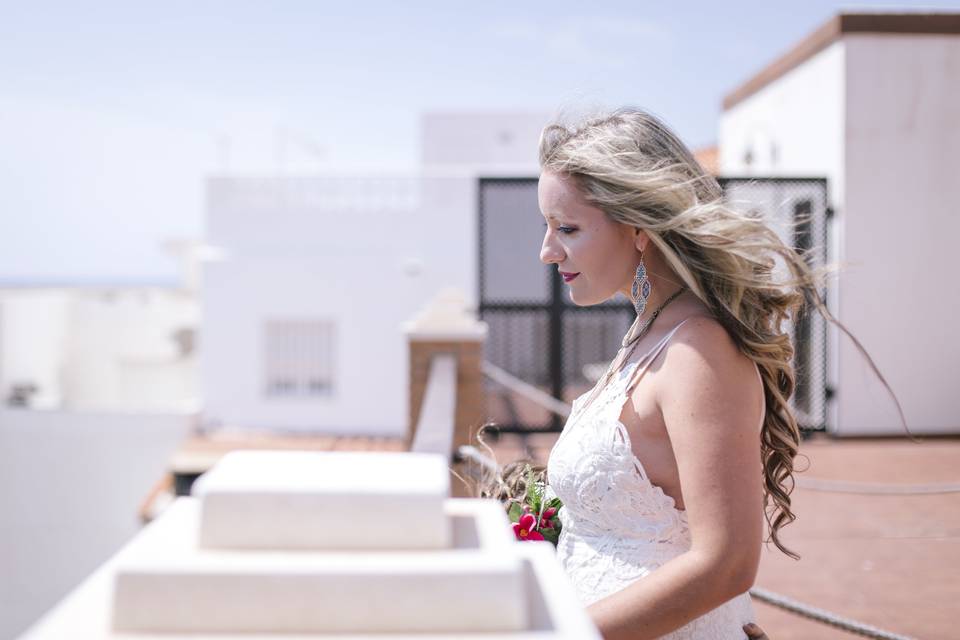 La novia mirando al mar