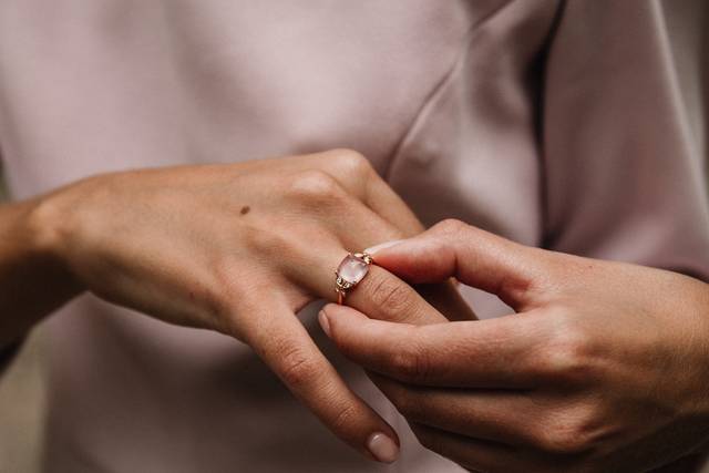 Anillo de compromiso rosa brillante