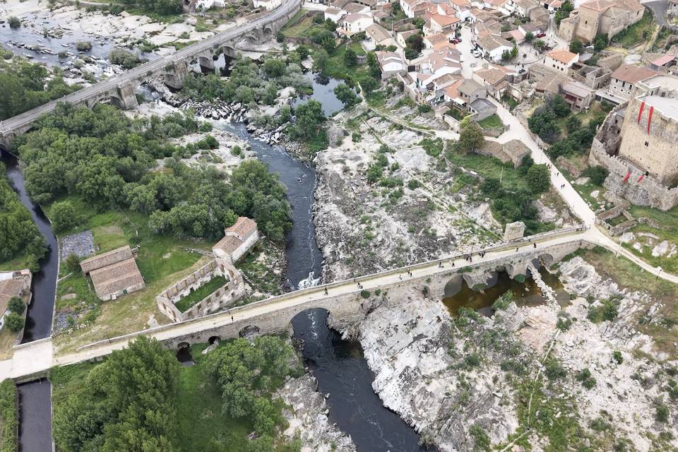 Vista aérea del puente medieval