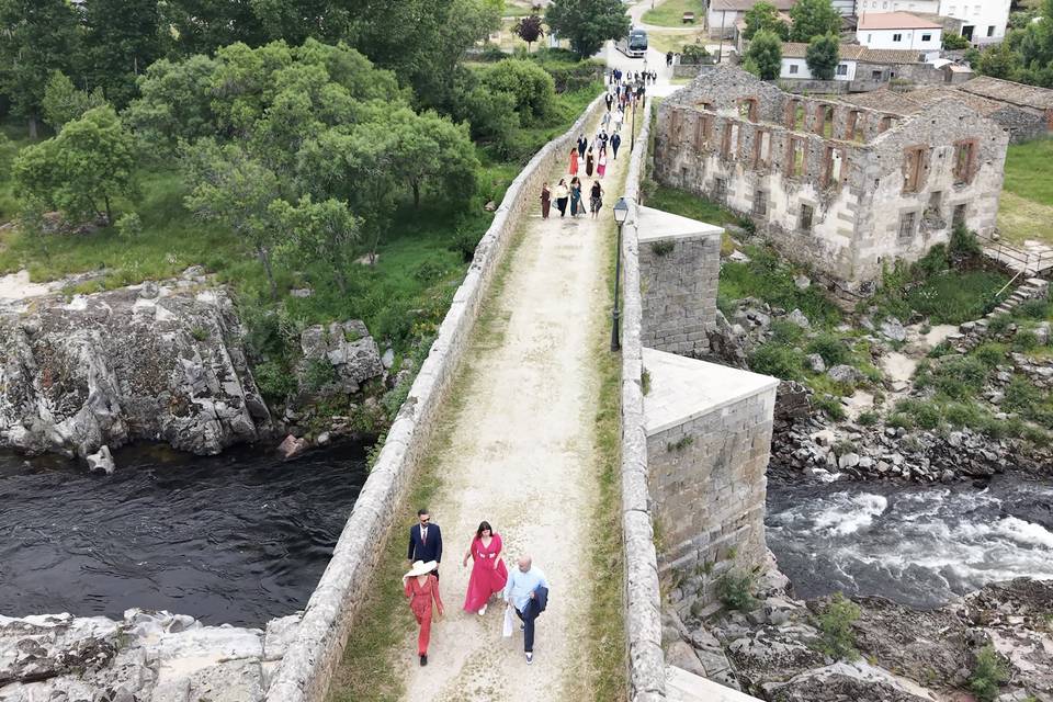 Los invitados cruzan el puente