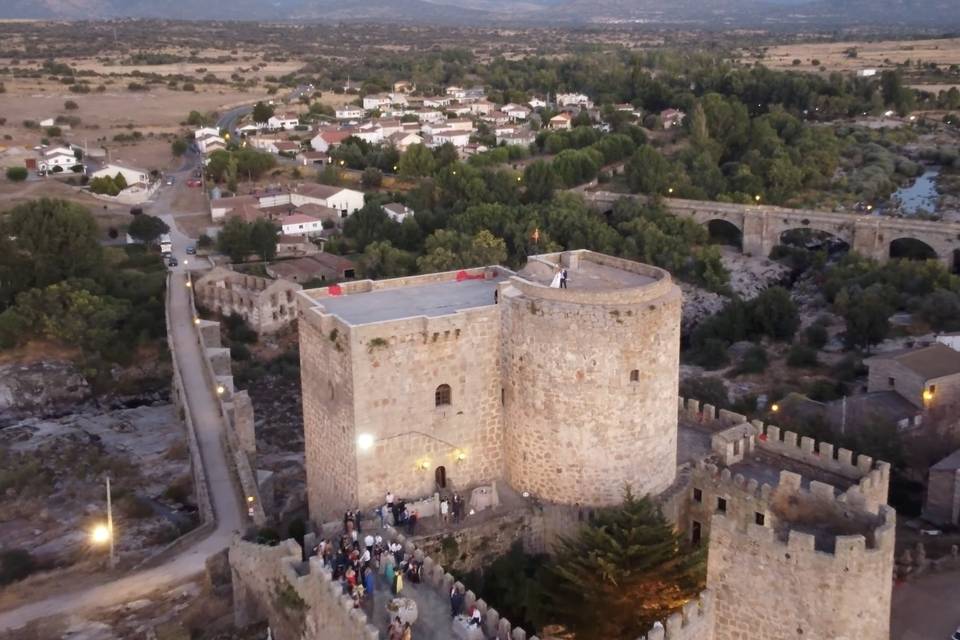 Los novios en lo alto del castillo