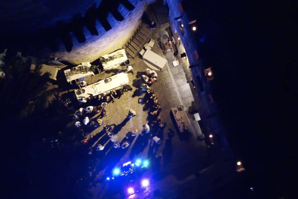 La fiesta nocturna en el patio