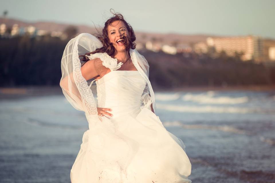 Novia corriendo en el agua