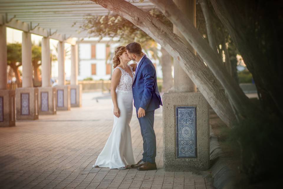 Beso robado en el postboda