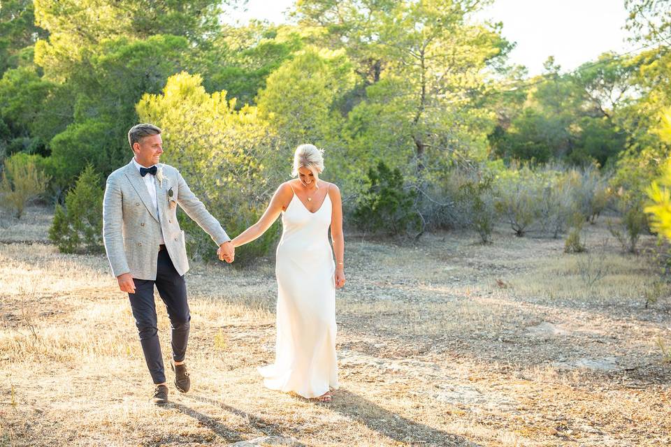 Los novios bajo la luz dorada