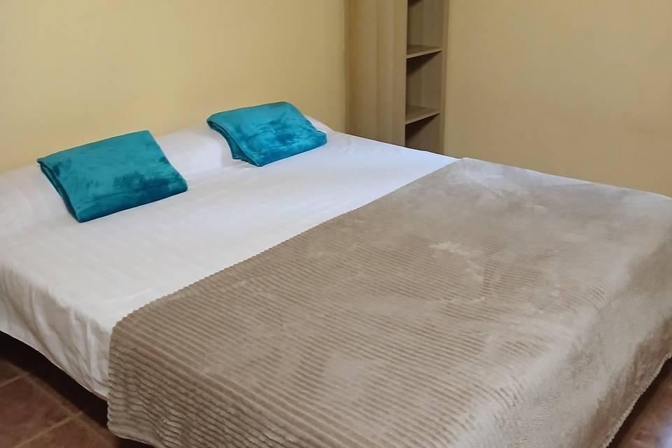 Habitación con cama doble