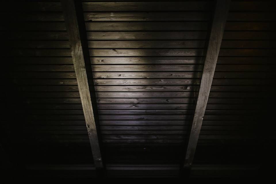 Detalle del techo de madera del hotel