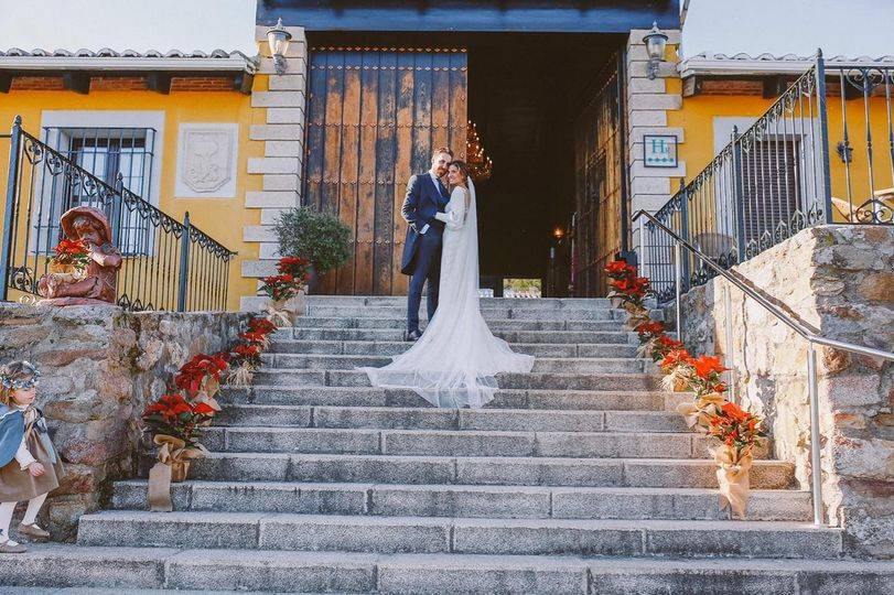 Novios en la puerta principal