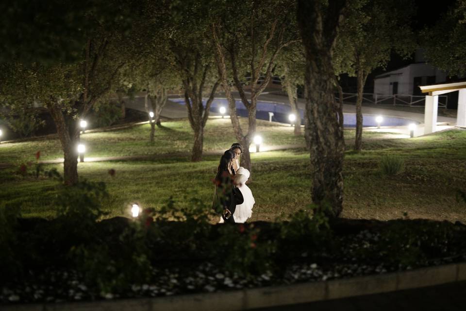 Novia en el jardín piscina