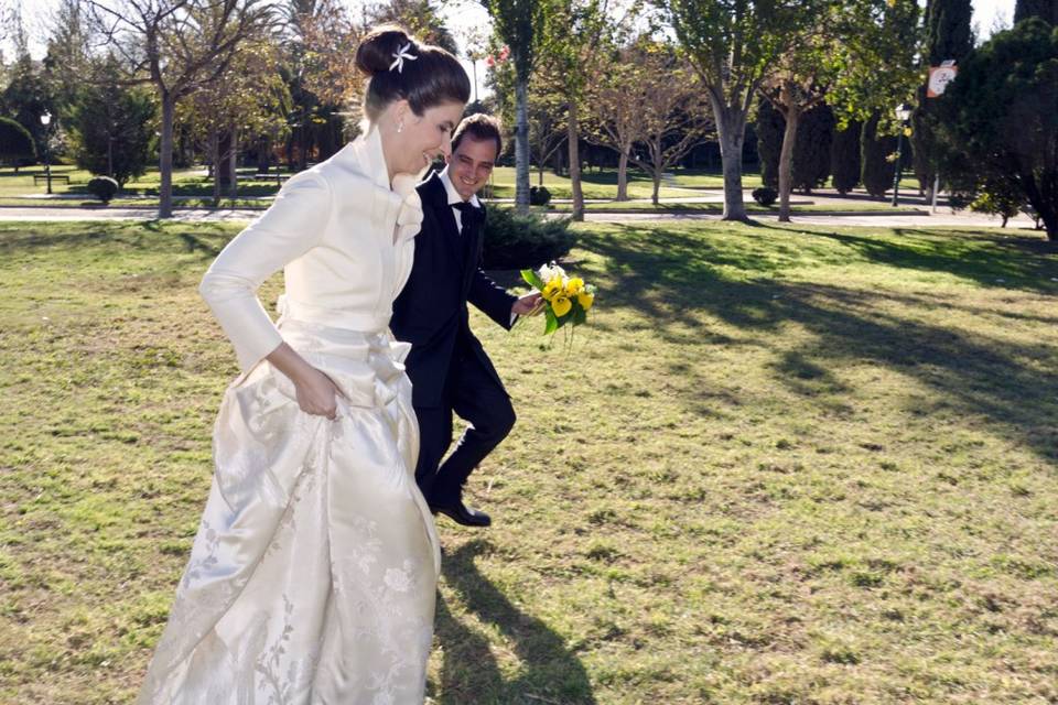 Novios corriendo