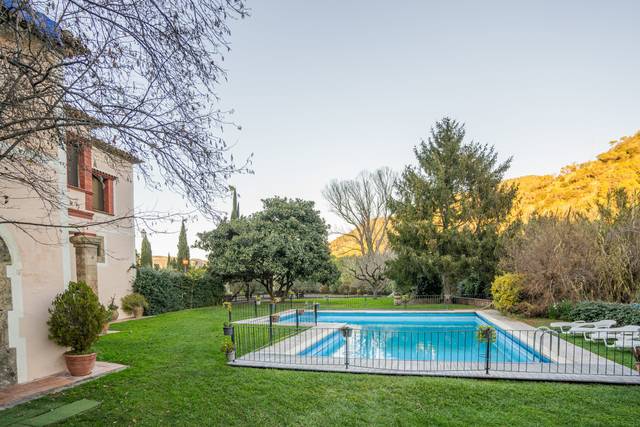 Piscina y jardín