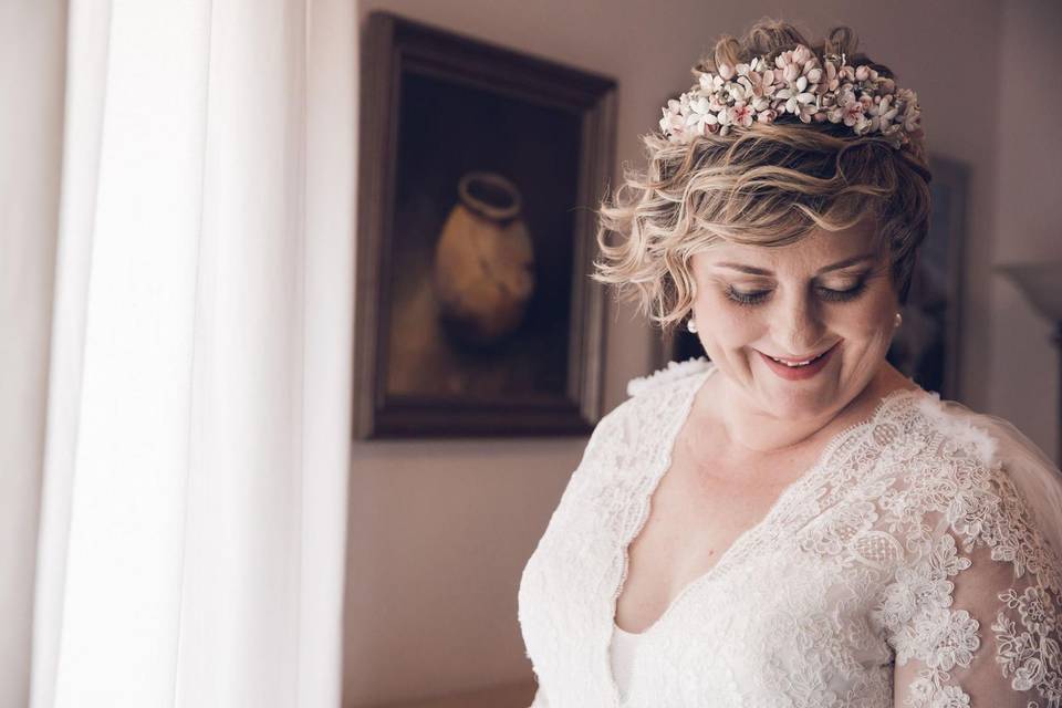 Novia pelo corto con tiara