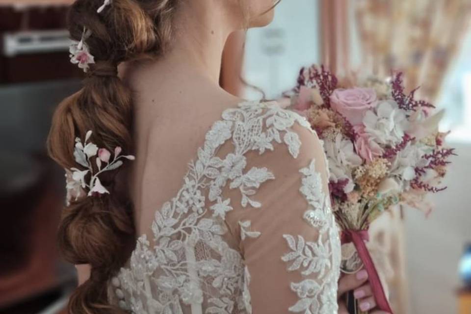 Novia con corona y horquillas
