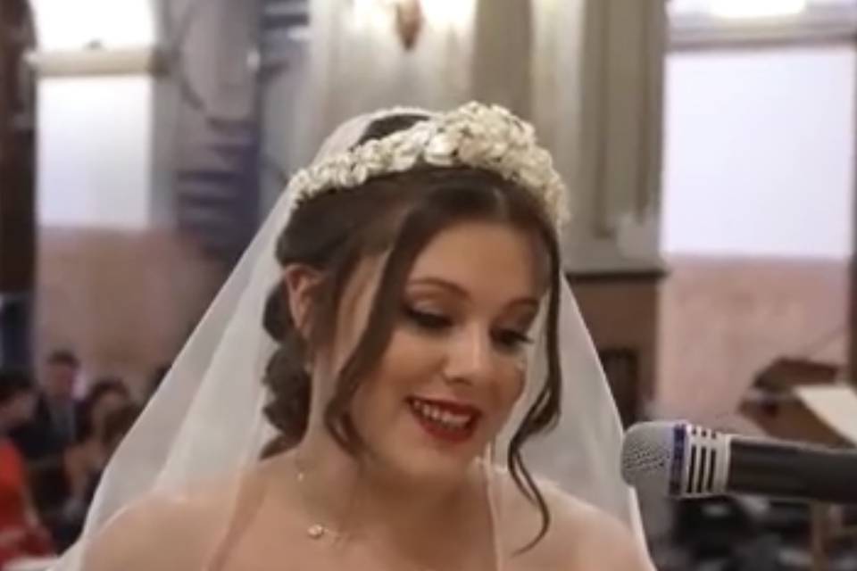 Novia con tiara efecto nácar