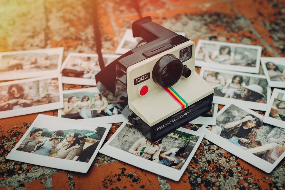 Cámaras instantáneas baratas para bodas: Polaroid e Instax para photocall