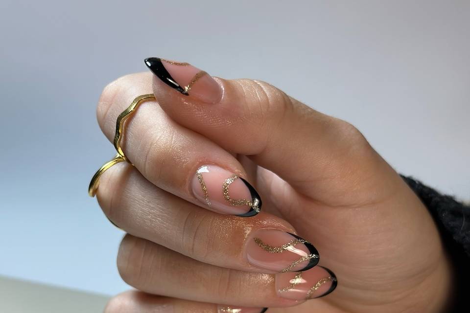Manicura francesa en negro