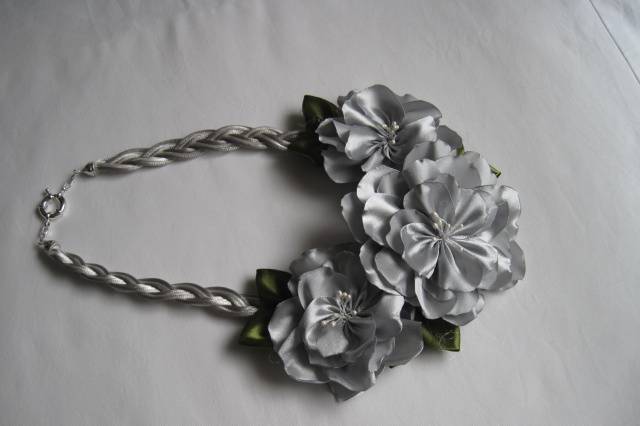 Collar gris