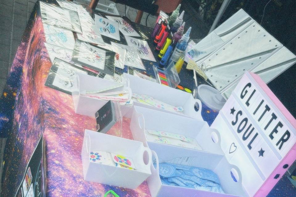 Tatuajes y accesorios neón
